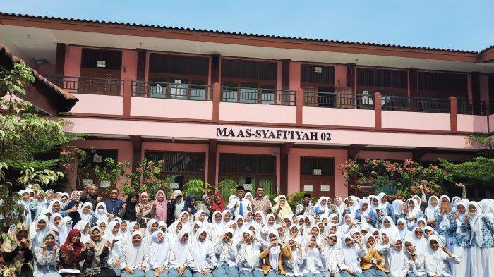 Anggota DPR RI Nur Azizah Tamhid berfoto bersama siswa san guru saat mengunjungi Madrasah Aliyah As-Syafi'iyah 02 di Pondok Gese, Kota Bekasi, pada Kamis (20/7/2023).