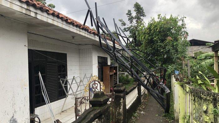 ANGIN PUTING BELIUNG - Angin puting beliung menerbangkan atap rumah warga di Jalan Kh Mukhlis Kampung Buwek, Desa Sumber Jaya, Kecamatan Tambun Selatan, Kabupaten Bekasi pada Kamis (6/2/2025). Sedikitnya 10 rumah hancur akibat bencana alam tersebut. (TribunBekasi/RendyRutamaPutra)