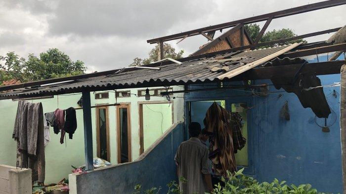 ANGIN PUTING BELIUNG - Angin puting beliung menerbangkan atap rumah warga di Jalan Kh Mukhlis Kampung Buwek, Desa Sumber Jaya, Kecamatan Tambun Selatan, Kabupaten Bekasi pada Kamis (6/2/2025). Sedikitnya 10 rumah hancur akibat bencana alam tersebut. (TribunBekasi/RendyRutamaPutra)