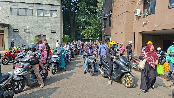 PEMUTIHAN PAJAK JABAR - Antrean panjang kendaraan memanfaatkan program pemutihan pajak kendaraan di Kantor Samsat Depok, Rabu (25/6/2025). (TribunnewsDepok.com/M Rifqi Ibnumasy)