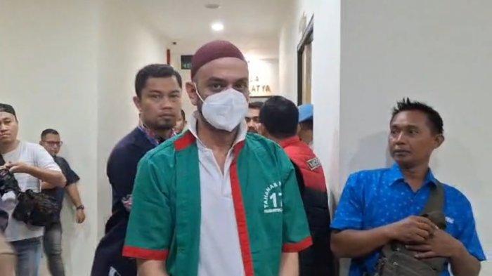 Artis Rio Reifan memakai baju tahanan dihadirkan dalam konferensi pers di Mapolres Metro Jakarta Barat, Jumat (3/5/2024)