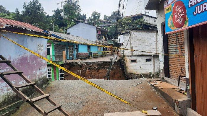 JEMBATAN TERPUTUS - Banjir bandang yang terjadi pada Minggu (2/3/2025) menyebabkan dua jembatan di Kecamatan Cisarua, Kabupaten Bogor, Jawa Barat, ambruk.