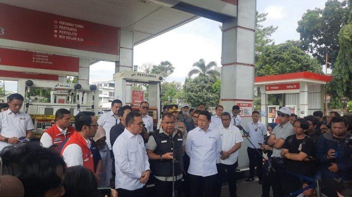 SEGEL SPBU - Badan Reserse Kriminal (Bareskrim) Polri menyegel dan menutup Stasiun Pengisian Bahan Bakar Umum (SPBU) di Jalan Alternatif Sentul, Cijujung, Kecamatan Sukaraja, Kabupaten Bogor, Jawa Barat, pada Rabu (19/3/2025). (TribunnewsDepok.com/Hironimus Rama)