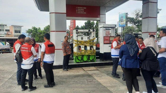 SEGEL SPBU - Badan Reserse Kriminal (Bareskrim) Polri menyegel dan menutup Stasiun Pengisian Bahan Bakar Umum (SPBU) di Jalan Alternatif Sentul, Cijujung, Kecamatan Sukaraja, Kabupaten Bogor, Jawa Barat, pada Rabu (19/3/2025). (TribunnewsDepok.com/Hironimus Rama)