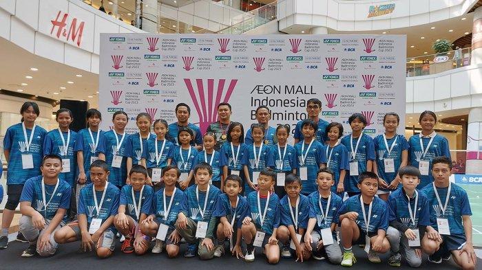 General Manager Mall Operation AEON Mall Sentul City Bayu Tunggul Aji berfoto bersama dengan para peserta Turnamen AEON Mall Indonesia Badminton Cup 2023 di atrium AEON Mall Sentul City, Kabupaten Bogor, Rabu (12/7/2023).