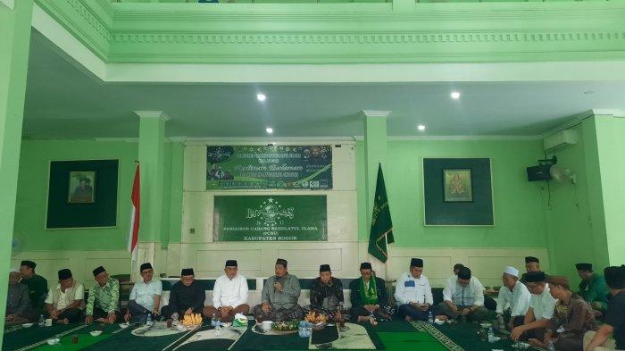 Calon Bupati Bogor dari Partai Gerindra, Rudy Susmanto didampingi para pengurus PCNU saat mendatangi markas Pengurus Cabang Nahdlatul Ulama (PCNU) Kabupaten Bogor, di Jalan Bina Citra, Cipayung No.5, Kelurahan Tengah, Kecamatan Cibinong, pada Kamis (8/8/2024)