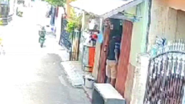 Cuplikan layar rekaman kamera CCTV aksi pencurian spesialis rokok di warung milik Agnes yang berlokasi pada Jalan Amalia kelurahan Penggilingan, kecamatan Cakung, Jakarta Timur, Selasa (20/2/2024).