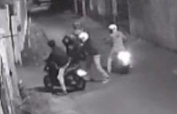Cuplikan layar saat begal beraksi di Jalan Pendidikan dua depan SDIT Islamiah Kampung Rawa Kedaung RT 02 RW 06, Desa Mangunjaya, Kecamatan Tambun Selatan, Kabupaten Bekasi, Jumat (17/1/2025) dinihari.