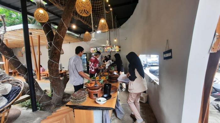 BUKA PUASA - Pengunjung memilih menu berbuka puasa di Dapur Ingkung, Tapos, Kota Depok, Jawa Barat, pada Sabtu (15/3/2025).