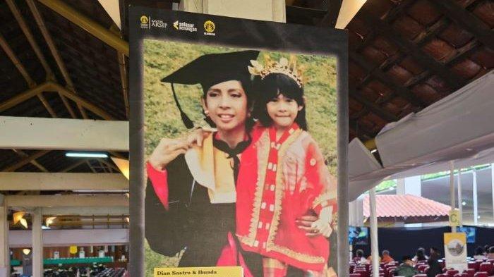 Foto Dian Sastro Bersama Ibunda Dewi Parwati Setyorini yang Diwisuda di UI