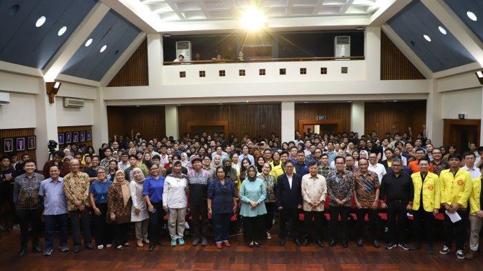 Peserta berfoto bersama usai diskusi publik berjudul 'Konsolidasi untuk Demokrasi Pasca Pemilu 2024: Oposisi atau Koalisi?