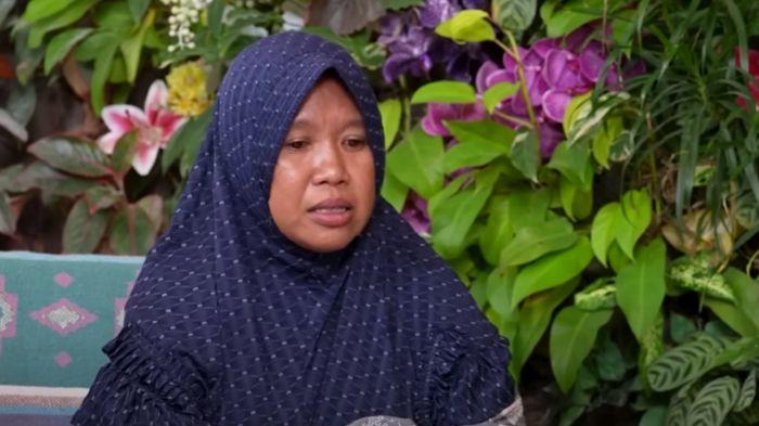 IBU SISWI KELAS 2 SD - Ibu kandung, RAZ (9) menceritakan kisah indah setengah jam bersama putrinya tersebut sebelum ditemukan tewas di rumah bedeng di perkebunan teh.