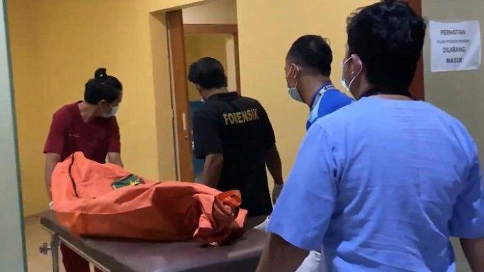 Jenazah empat anak yang ditemukan di dalam kamar mandi rumah mereka di Jalan Kebagusan Jati Padang, Jagakarsa, Jakarta Selatan, pada Rabu (6/12/2023) sampai di RS Polri Kramat Jati, Jakarta Timur untuk dilakukan autopsi.