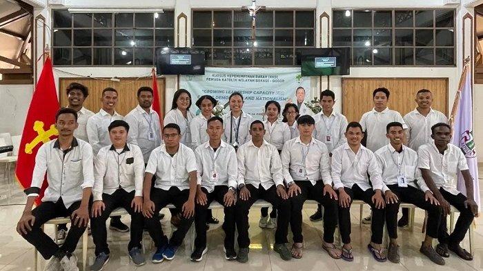 Kader Pemuda Katolik Jawa Barat melakukan sesi foto bersama usai mengikuti Kursus Kepemimpinan Dasar (KKD) di Wisma SY, Kota Depok, pada Minggu (30/7/2023).