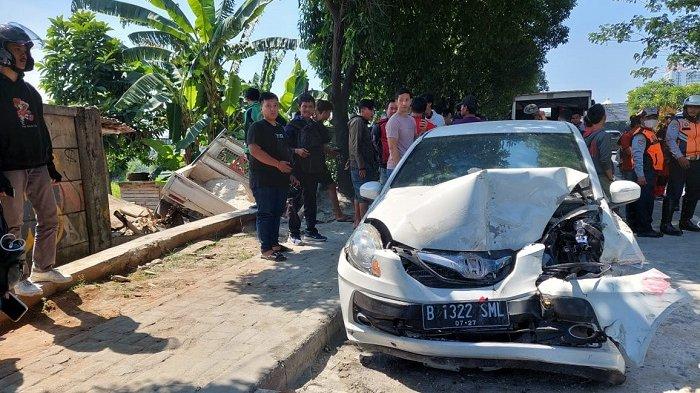 Kecelakaan lalu lintas di Jalan Juanda Kota Depok Rabu (28/6/2023) melibatkan mobil Honda Brio warna putih nomor polisi B 1322 SML dengan mobil pickup warna putih pengangkut semen B 9356 UH.