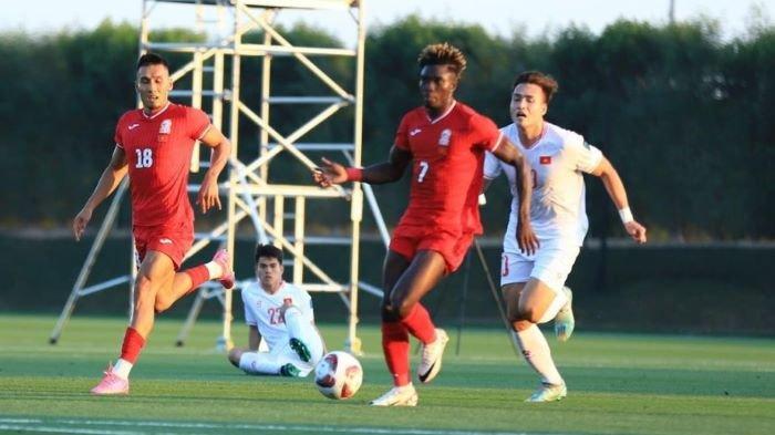 Striker Kirgistan Joel Kojo Tengah Latihan