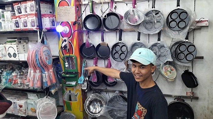 Korban pencurian HP di sebuah toko pakaian wilayah Sukmajaya, Kota Depok menunjukkan lokasi pencurian.