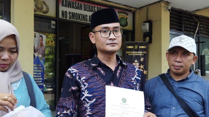 Kuasa hukum keluarga korban, Ahmad Saudi Sahab (tengah) saat ditemui awak media di Polsek Pulogadung, Jakarta Timur, Rabu (15/5/2024).