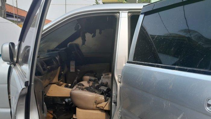 Adik ipar korban, Efrinaldi (35) mengatakan imbas pelemparan itu membuat seluruh bagian dalam mobil terbakar.