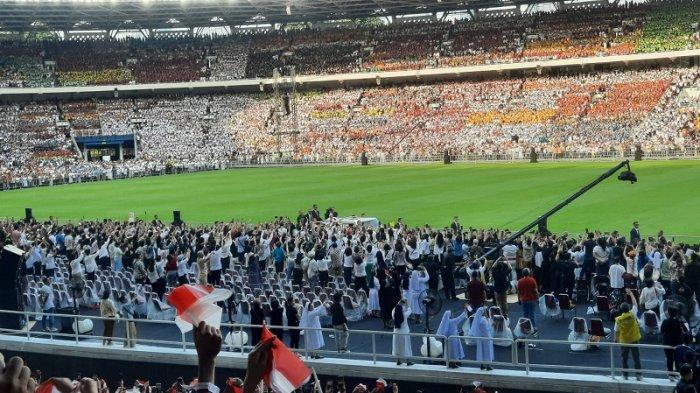 Paus Fransiskus saat tiba di Stadion Utama Gelora Bung Karno dan akan memimpin Misa Akbar bersama 95.000 umat Katolik dari seluruh Indonesia pada Kamis (5/9/2024).