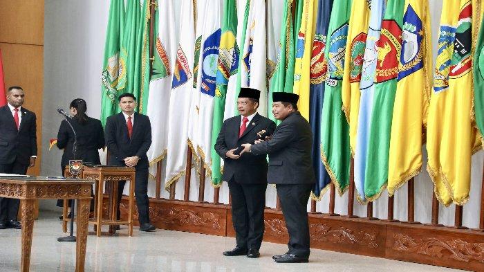 Menteri Dalam Negeri (Mendagri) Muhammad Tito Karnavian resmi melantik Suhajar Diantoro sebagai Wakil Rektor Institut Pemerintahan Dalam Negeri (IPDN) di Gedung Sasana Bhakti Praja (SBP) Kantor Pusat Kemendagri, Jakarta, Selasa (30/4/2024).