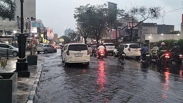 Penampakan banjir yang menggenangi Jalan Raya Margonda, Beji, Kota Depok usai diguyur hujan deras, Rabu (15/11/2023).