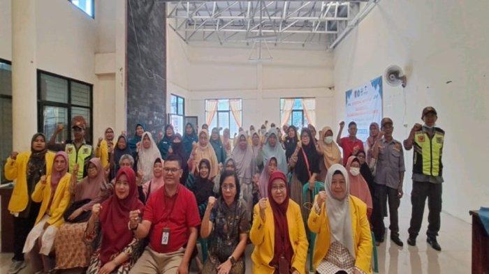 Kegiatan pembukaan dan pelatihan ini turut dihadiri oleh Lurah Jatijajar, H. Mujahidin, Kepala UPTD Puskesmas Jatijajar, Masrina MR Pasaribu, dan Ketua Departemen Keperawatan Komunitas, Astuti Yuni Nursasi yang memberikan sambutan pada pembukaan acara.