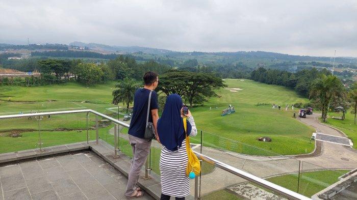 Dewi Kandi (39) bersama suami menikmati pemandangan di salah satu restoran yang ada di Sentul City yakni Larassa Restaurant, Sentul Higland Golf Club, Sentul City, Jalan Pakuan, Cijayanti, Kecamatan Babakan Madang, Kabupaten Bogor, Jawa Barat, Senin (11/3/2024)