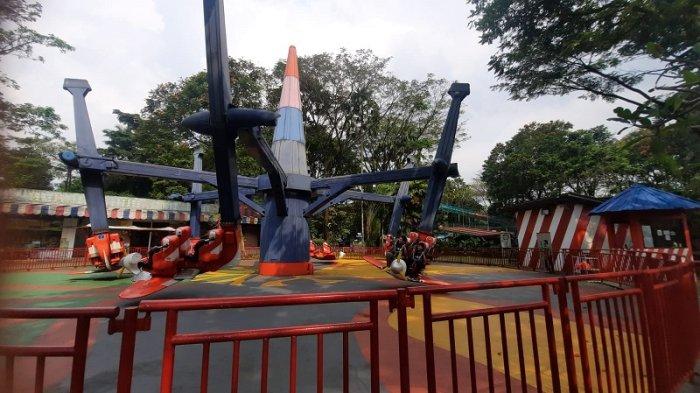 WISATA BOGOR - Pengunjung menikmati wahana permainan di Jungleland Sentul, Kabupaten Bogor, Jawa Barat, pada Jumat (4/7/2025).