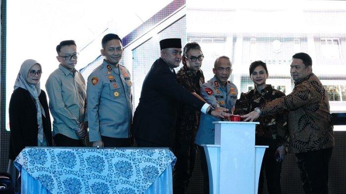 PERESMIAN POSPOL HOEGENG - Kapolda Jawa Barat, Irjen Rudi Setiawan (ketiga dari kanan) bersama Bupati Bogor Rudy Susmanto (keempat dari kiri) meresmikan Pospol Hoegeng di Gadog, Kecamatan Ciawi, Kabupaten Bogor, Jawa Barat, Selasa (17/6/2025) sore.