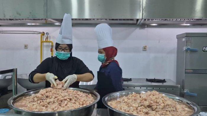 Petugas menyiapkan menu MKG di SPPG Cilangkap, Tapos, Kota Depok pada Senin (6/1/2025) dini hari