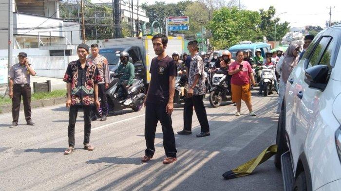 Polisi melakukan evakuasi mobil Toyota Fortuner di depan pintu masuk SMP Negeri (SMPN) 1 Cibinong, Jalan Mayor Oking, Kabupaten Bogor, Jawa Barat, pada Kamis (11/7/2024).