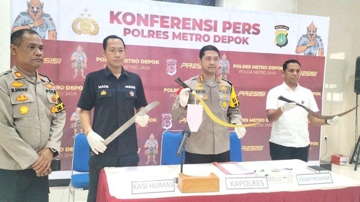Pihak kepolisian dari Polres Metro Depok mengamankan sejumlah barang bukti tawuran antar pelajar di Cipayung, Kota Depok.
