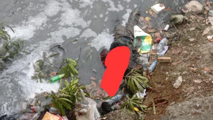 Posisi jenazah saat pertama ditemukan oleh warga di pinggir kali sodong Jalan Poncol Atas RW.09, Kelurahan Jati, Kecamatan Pulogadung, Jakarta Timur, Senin (13/5/2024).