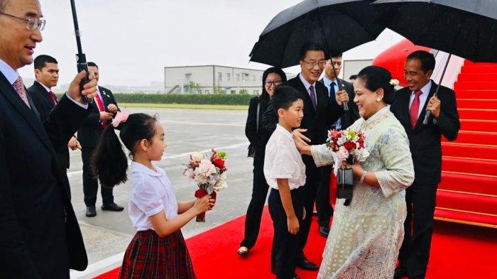 Presiden Joko Widodo dan Ibu Negara Iriana tiba di Bandar Udara Internasional Tianfu, Kota Chengdu, Provinsi Sichuan, Republik Rakyat Tingkok (RRT), Kamis (27/7/2023).