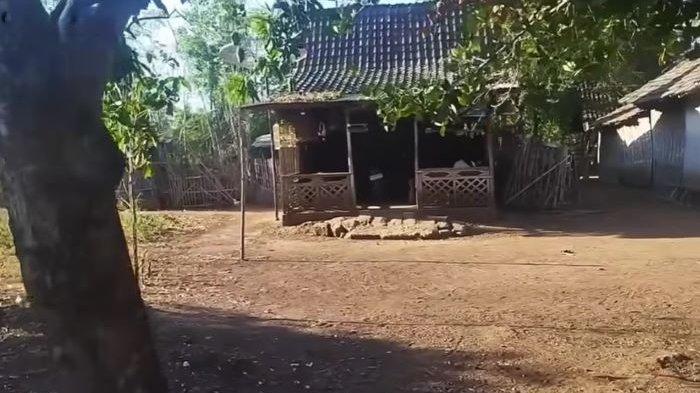 Rumah Busairi Terbuat dari Bilik dan Kayu