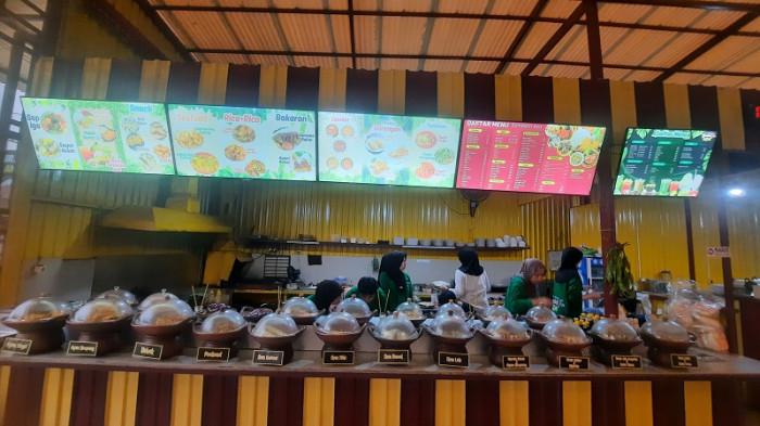 KULINER DEPOK -- Rumah Makan Kecapi Sambalin Aza di Jalan Raya Cipayung, Kota Depok, Jawa Barat, Sabtu (26/7/2025).
