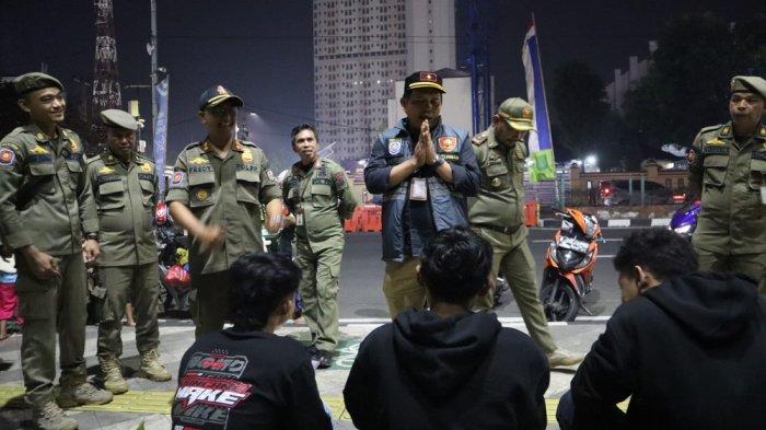 JAM MALAM PELAJAR - Satpol PP Kota Depok menghimbau agar anak-anak pulang ke rumah saat pukul 21.00 WIB di area DOS, Balai Kota Depok, Selasa (3/6/2025). (Dok: Istimewa)