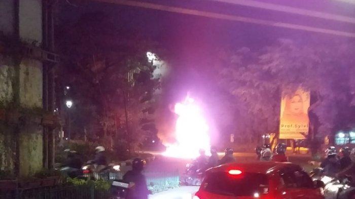 Sebuah mobil pick up yang membawa genset portabel terbakar hebat saat melintas di Jalan Tanjung Barat Raya tepatnya depan pombensin Shell Tanjung Barat, Kelurahan Tanjung Barat, Kecamatan Jagakarsa, Jakarta Selatan, Rabu (12/7/2023) sekira pukul 19.30 WIB.