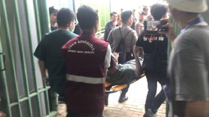 KORBAN KERICUHAN - Sejumlah penonton yang mengalami kekerasan ketika menyaksikan pertandingan sepak bola Liga 1 antara Persija vs Persib di Stadion Patriot Candrabhaga, Kecamatan Bekasi Selatan, Kota Bekasi, Minggu (16/2/2025). (TribunBekasi/RendyRutamaPutra)