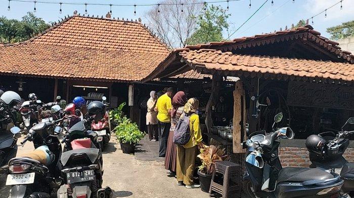 KULINER DEPOK - Suasana Omah Simbah Resto di Jalan Boulevard, Grand Depok City, Kecamatan Cilodong, Kota Depok. (TribunnewsDepok.com/M Rifqi Ibnumasy)