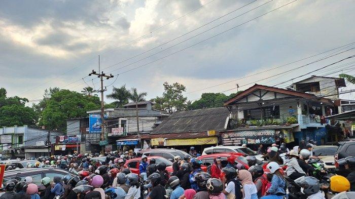 Suasana kemacetan di jalur puncak Bogor saat libur panjang akhir pekan pada Minggu (15/9/2024).