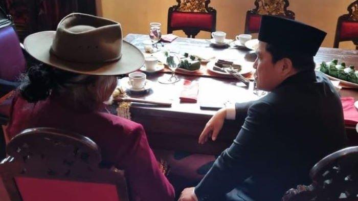 Budayawan Sudjiwo Tejo tengah berdiskusi dengan Menteri BUMN, Erick Thor. Foto tersebut diunggah di Instagram Sudjiwo Tejo