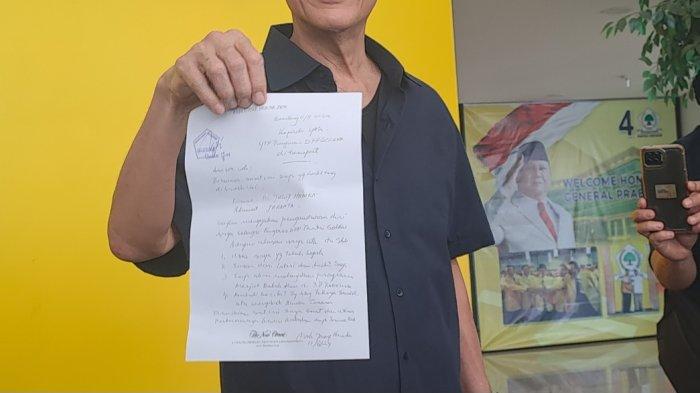 Jusuf Hamka menunjukan surat pengunduran dirinya saat menyambangi kantor DPP Partai Golkar, Senin (12/8/2024).