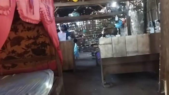 Tempat Tidur Istri Pertama Busairi Terletak di Depan dan Tempat Tidur Istri Keduanya di Belakang