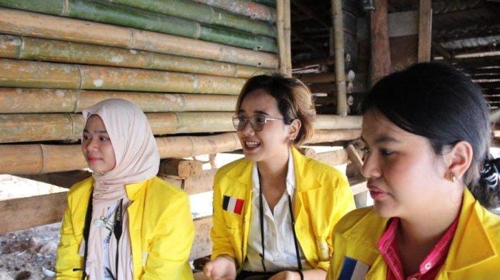 Tim Pengmas FIB UI melakukan dialog dengan tetua adat kampung Kadoku