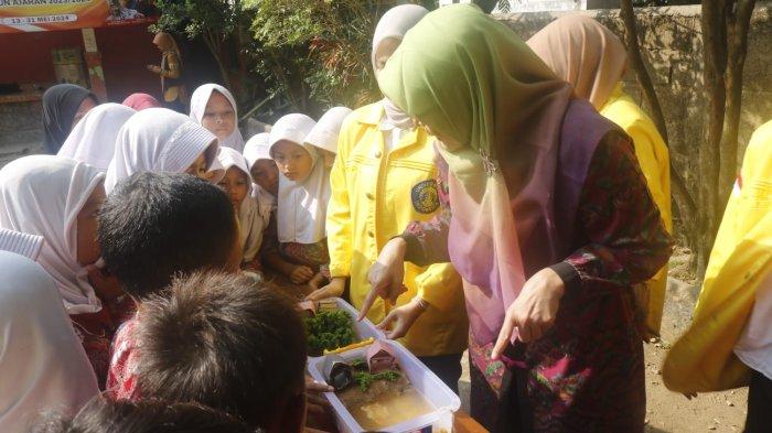 Tim Pengmas FMIPA UI memberikan edukasi mitigasi bencana alam melalui dongeng dan permainan interaktif.