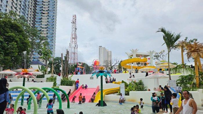 Tropikana Waterpark menawarkan dua area kolam air yakni semi indoor dan outdoor dengan tampilan menarik melalui ragam wahana permainan