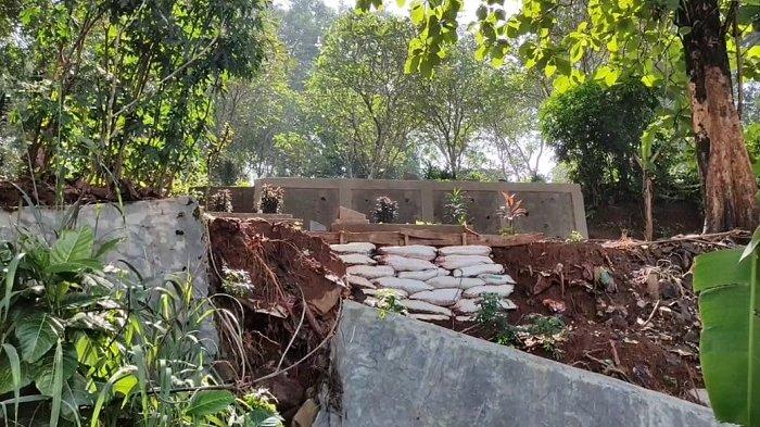 Turap sepanjang 18 meter di TPU Jaran, Cilangkap, Tapos, Kota Depok longsor imbas hujan deras.