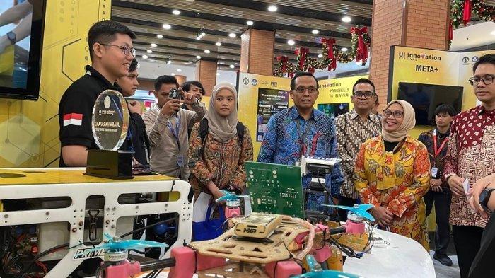 Wakil Rektor Bidang Riset dan Inovasi UI, Nurtami (perempuan baju batik oranye-kuning), Direktur Inovasi dan Science Techno Park UI, Ahmad Gamal (batik merah).